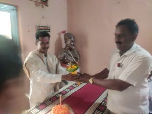 Read more about the article अशोकराव काचोळे यांचा वाढदिवस खरेदी विक्री संघाच्या कार्यालयात केक कापून साजरा