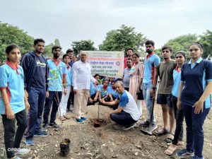 Read more about the article आनंद निकेतन महाविद्यालयाच्या रासेयो पथकाच्या वतीने जागतिक पर्यावरण दिवस साजरा