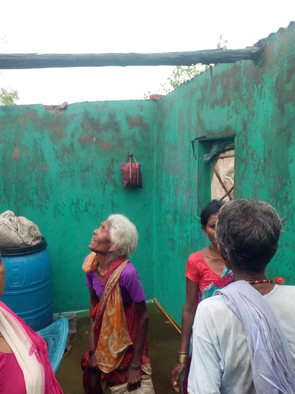 Read more about the article आठमुर्डी येथे वादळी पावसाने घरावरील छप्पर गेले उडून