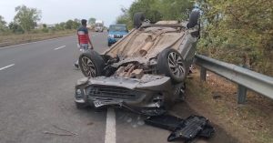 Read more about the article माकडांना वाचविण्यासाठी चारचाकीची थेट डिव्हायडरला धडक