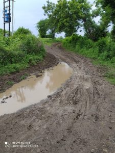 Read more about the article आष्टा ते ईचोरा रस्त्या कधी दुरुस्ती होइल,आमदार खासदार यांना निवेदन देऊन त्यांचें दुर्लक्ष