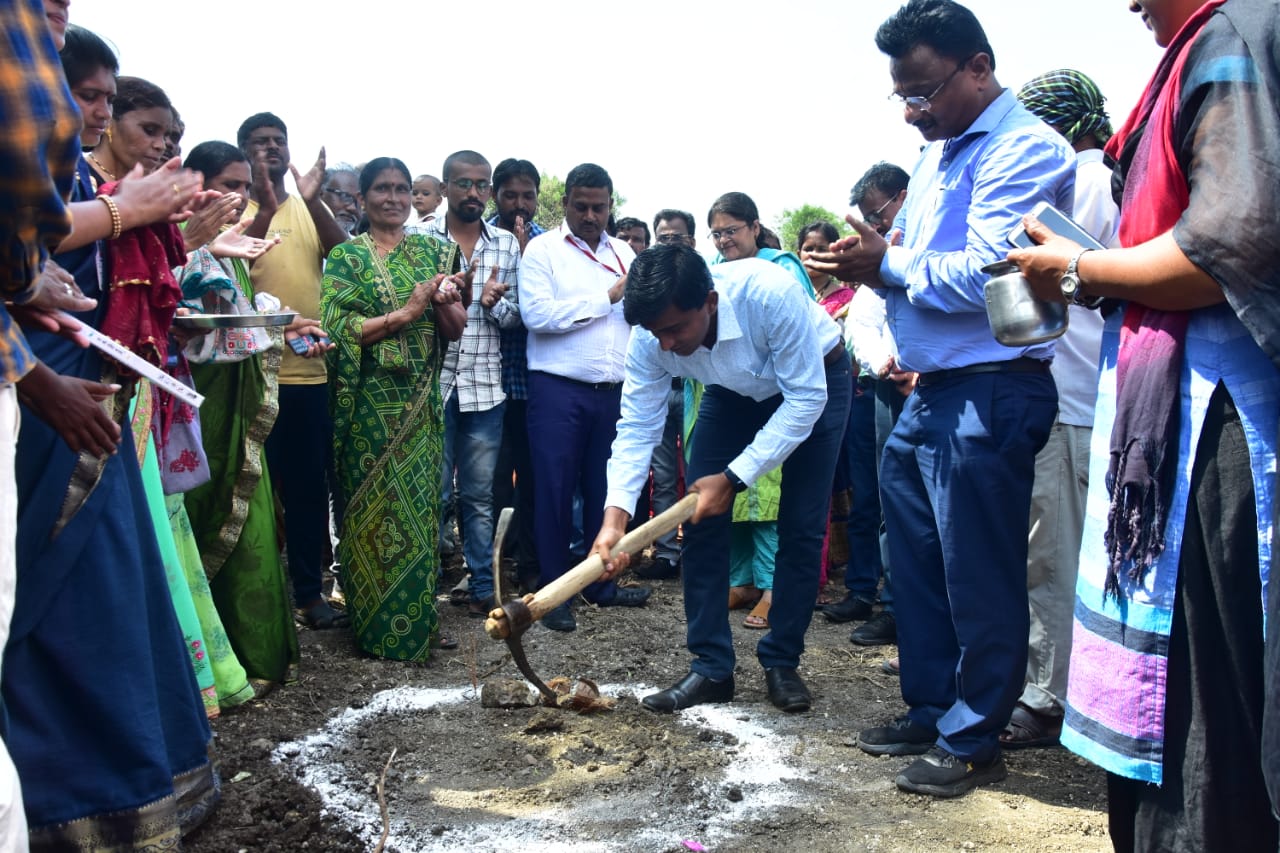 Read more about the article जिल्हाधिकारी पोहचले शेतकऱ्यांच्या बांधावर..!