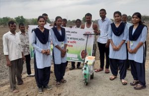 Read more about the article शेतकरी बांधवांना बियाणे टोकणयंत्राचे प्रशिक्षण,कृषी महाविद्यालयातील विद्यार्थ्यांचा स्तुत्य उपक्रम