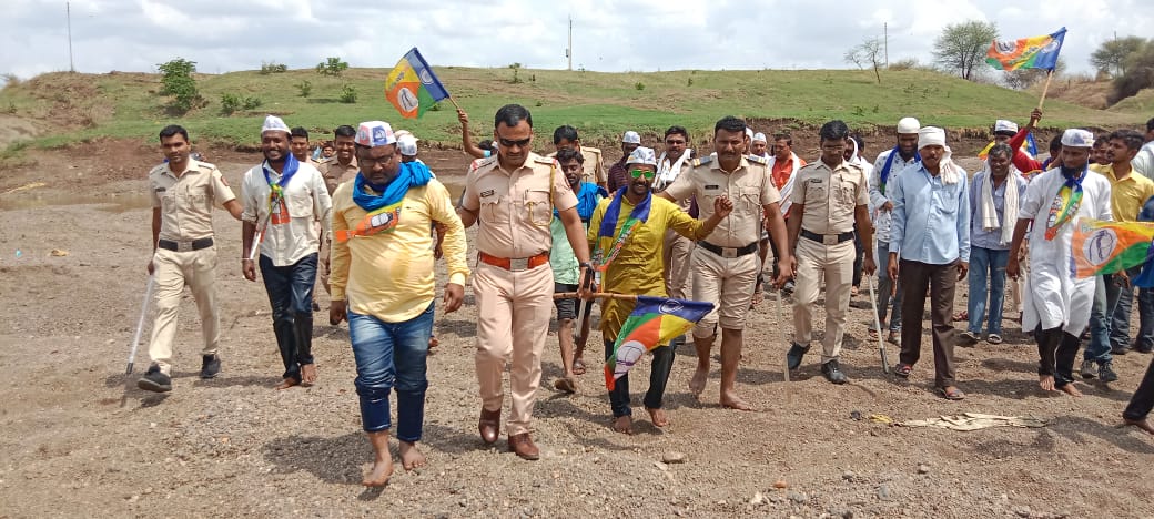 Read more about the article वंचित बहुजन आघाडी चे जलसमाधी आंदोलन वंचितच्या कार्यकर्त्यांना पोलीसांनी केले स्थानबध्द – ढाणकी