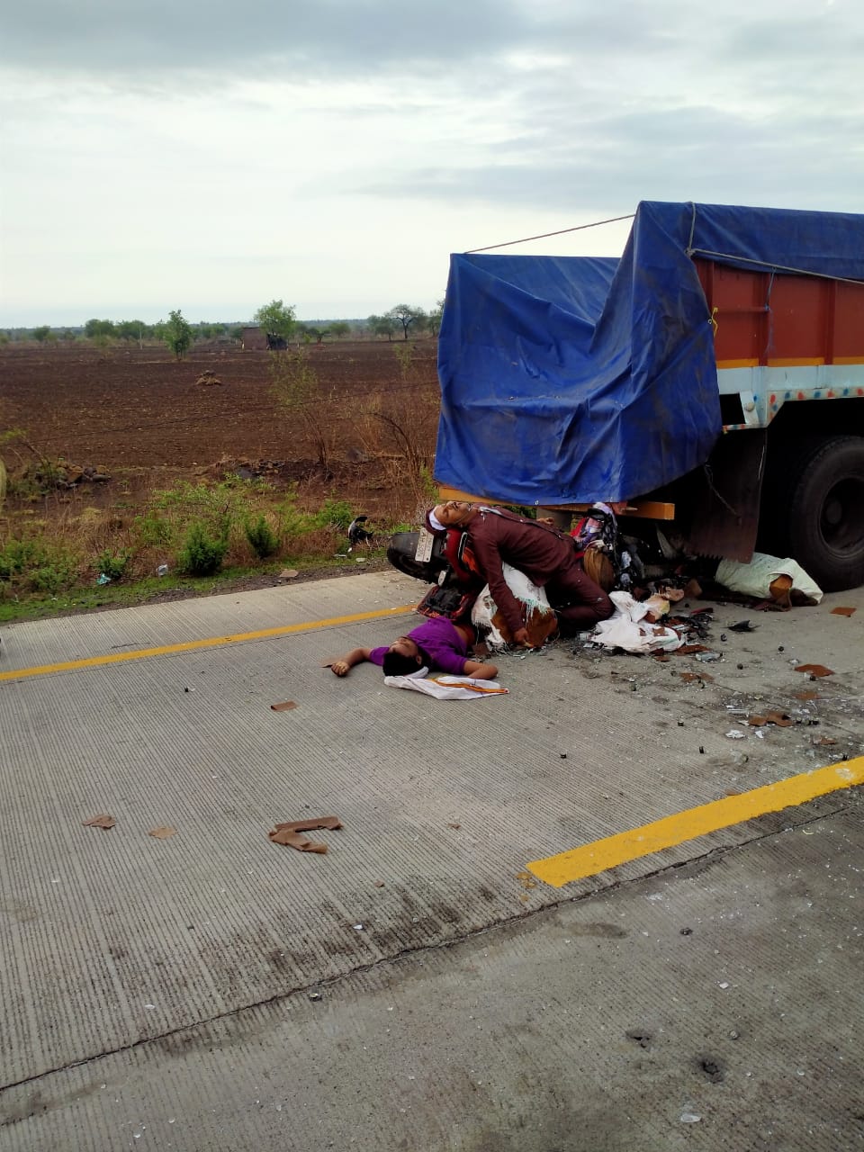 Read more about the article धक्कादायक:उभ्या ट्रकला मोटारसायकल धडकली, दोन जण जागीच ठार