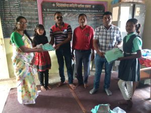 Read more about the article शाळेच्या पहिल्याच दिवशी विद्यार्थ्यांना गणवेश वाटप,मुख्याध्यापकांच्या पुढाकाराने ७४ विद्यार्थ्यांना गणवेश वाटप