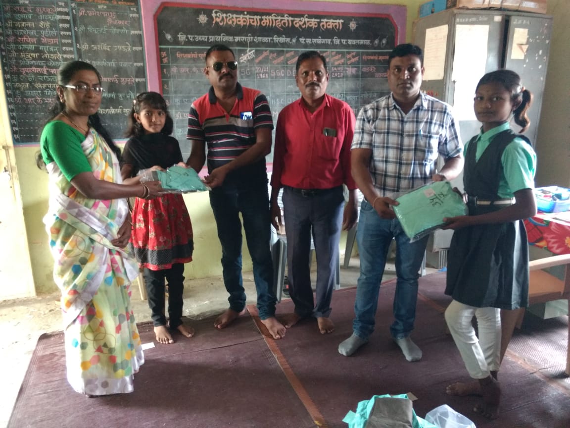 Read more about the article शाळेच्या पहिल्याच दिवशी विद्यार्थ्यांना गणवेश वाटप,मुख्याध्यापकांच्या पुढाकाराने ७४ विद्यार्थ्यांना गणवेश वाटप