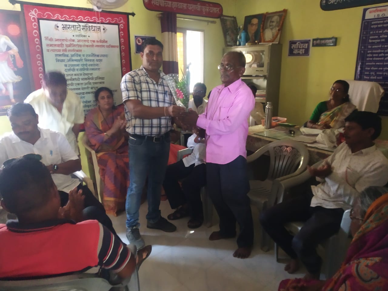 Read more about the article अविरोध झालेल्या सोसायटीच्या अध्यक्षपदासाठी अखेर गोपनीय मतदान प्रक्रिया. एकाच गटामधुन अध्यक्ष पदाचे दोन अर्ज दाखल झाल्या मुळे घ्यावी लागली गोपनीय मतदान प्रक्रिया