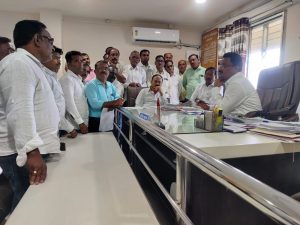 Read more about the article माजी शिक्षण मंत्री वसंतरावजी पुरके साहेब व जिल्हा अध्यक्ष प्रफुल्ल भाऊ मानकर यांच्या नेतृत्वात राळेगाव तालुक्यात अतिवृष्टीमुळे झालेले नुकसान भरपाई मागणीसाठी तहसीलदारांना निवेदन