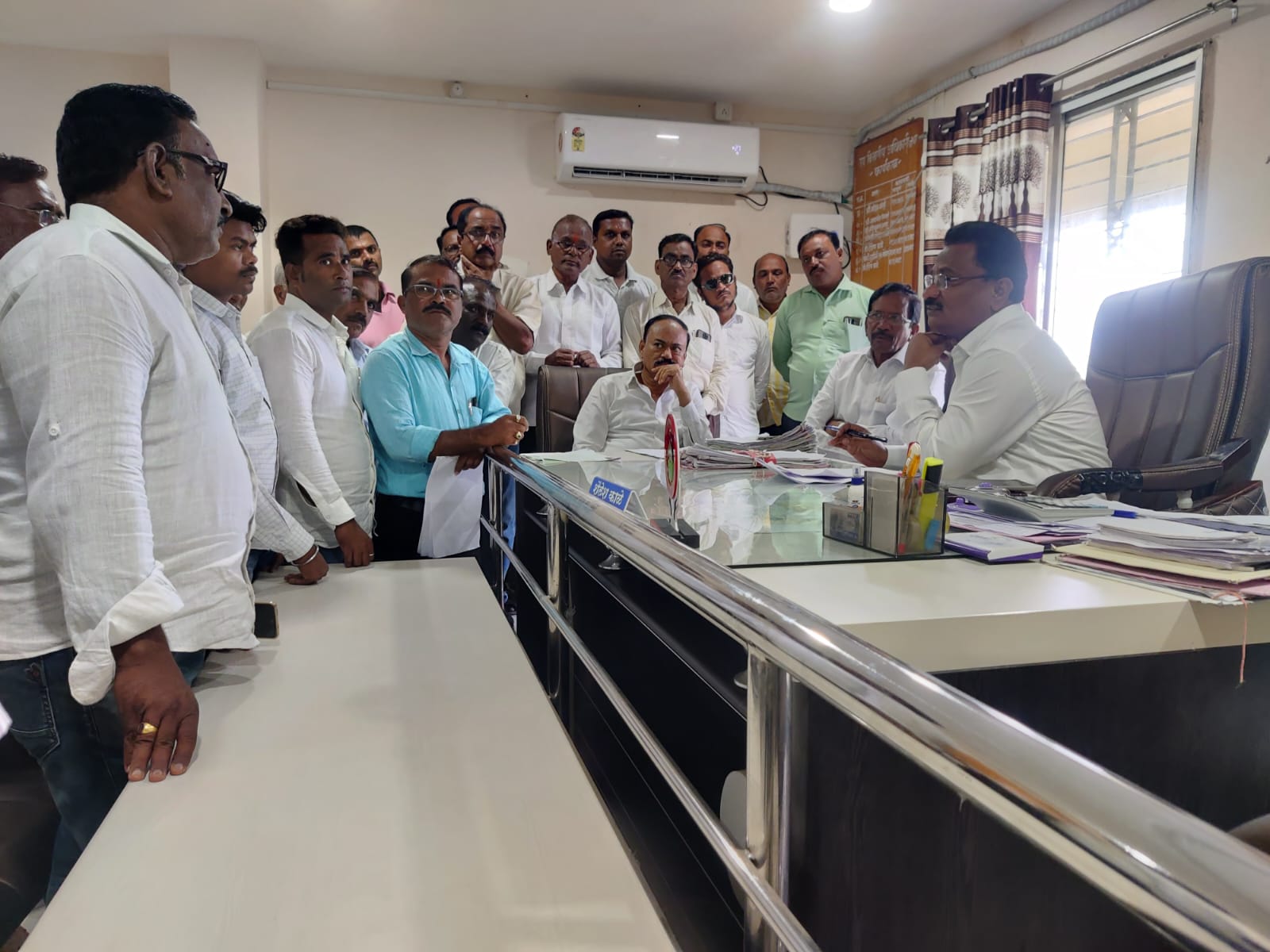 Read more about the article माजी शिक्षण मंत्री वसंतरावजी पुरके साहेब व जिल्हा अध्यक्ष प्रफुल्ल भाऊ मानकर यांच्या नेतृत्वात राळेगाव तालुक्यात अतिवृष्टीमुळे झालेले नुकसान भरपाई मागणीसाठी तहसीलदारांना निवेदन