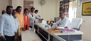 Read more about the article राळेगाव तालुक्यात झालेल्या अतिवृष्टीमुळे नुकसानग्रस्त शेतकरी व घरे पडलेल्या जनतेला तात्काळ आर्थिक मदत द्या:शिवसेना तालुका राळेगाव तर्फे तहसिलदार यांना निवेदन