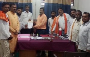 Read more about the article शिवसेना तालुका राळेगाव च्या वतीने राळेगाव आगार प्रमुखाला मानव विकास ( स्कुल बस ) त्वरीत सुरु करण्यासाठी दिले निवेदन