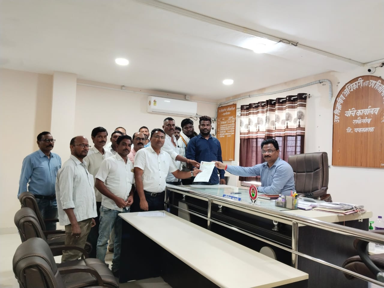 Read more about the article सरसकट पंचनामे करून शेतकऱ्यांना भरीव मदत द्या:राळेगाव तालुका पत्रकार संघाची उपविभागीय अधिकारी यांना निवेदनाद्वारे  मागणी