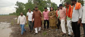 Read more about the article किनवट-माहूर येथील महसूल अधिकाऱ्यासोबतच खासदार हेमंत पाटील यांना चिखलाची भीती?,राशन प्रमाणे सहाय्यता निधी मध्ये शासकीय कर्मचारी घोळ करतात की काय पूरग्रस्तांना भीती?