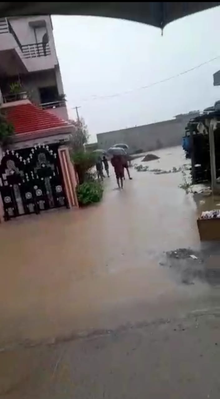 Read more about the article धुवाधार पावसाने मोडले कंबरडे राळेगाव तालुक्यात दमदार पावसाने नदी नाले शेत तुडुंब भरून राळेगाव तालुक्यात अनेक गावात पाणी शिरले