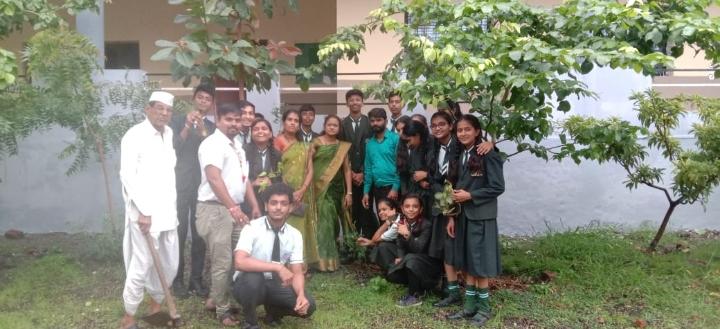 Read more about the article ए आर. सी पब्लिक स्कूलच्या संस्थापिका   अरूणाताई चाफले यांच्या वाढदिवसानिमित्त   कारंजा येथे वृक्षारोपण