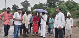 Read more about the article राळेगाव तालुक्यात अतिवृष्टी मुळे हाहाकर जन जीवन विस्कळीत तालुक्यात माजी शिक्षण मंत्री वसंतराव पुरके सर यांनी रावेरी चिकना, व तालुक्यात इतरही गावांमध्ये दौरा