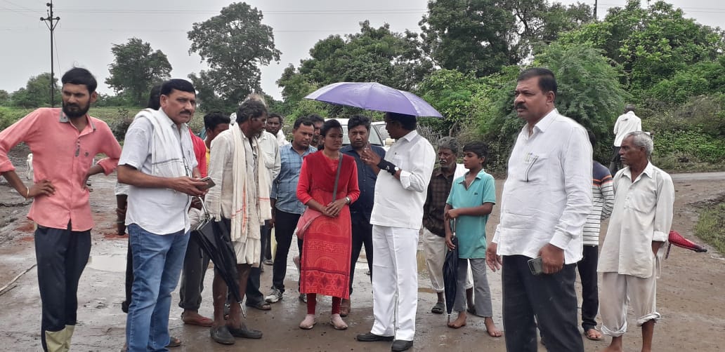Read more about the article राळेगाव तालुक्यात अतिवृष्टी मुळे हाहाकर जन जीवन विस्कळीत तालुक्यात माजी शिक्षण मंत्री वसंतराव पुरके सर यांनी रावेरी चिकना, व तालुक्यात इतरही गावांमध्ये दौरा