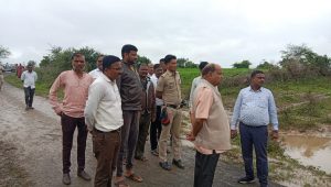 Read more about the article राळेगाव तालुक्यातील धानोरा व दापोरी कासार येथे किशोर भाऊ तिवारी व तहसिलदार डाॅ.रविंद्र कानडजे यांची पुरग्रस्ताना भेट