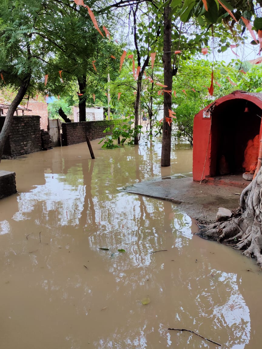 Read more about the article माजरी परिसरात १९९४ च्या पुराची पुनरावृत्ती;नदी काठच्या गावांना पुराचा वेढा,पुर पीडित नागरिकांचा सुरक्षित ठिकाणी आश्रय