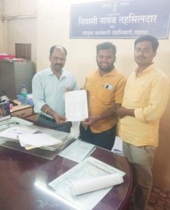 Read more about the article पंढरपूर येथील गुरुकृपा दुध डेअरी वर कारवाई करा -याकरिता जिल्हाधिकारी यांना निवेदन