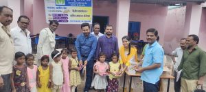 Read more about the article महाराष्ट्र ग्रामीण बँक शाखा उमरी वर्धापनदिना निमित्य शालेय साहित्य वाटप व वृक्षारोपण