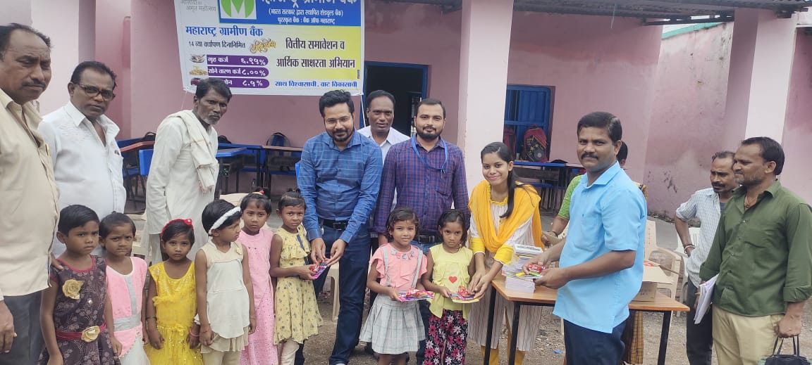 Read more about the article महाराष्ट्र ग्रामीण बँक शाखा उमरी वर्धापनदिना निमित्य शालेय साहित्य वाटप व वृक्षारोपण