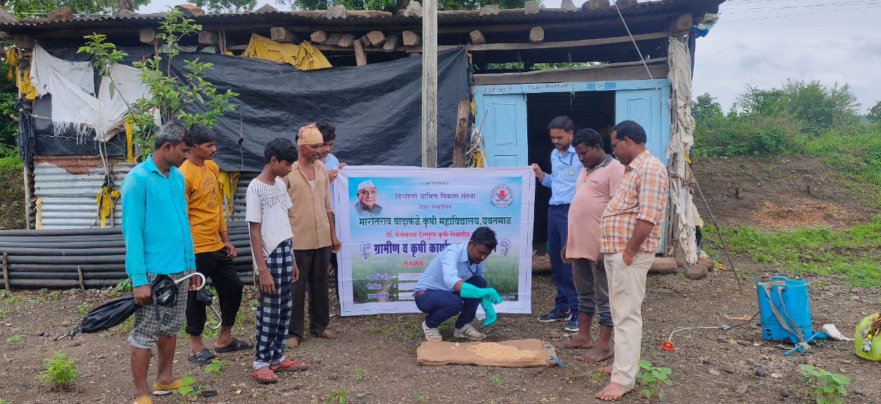 Read more about the article मारोतराव वादाफळे कृषी महाविद्यालय येथील कृषीविद्यार्थी बीज प्रक्रियेबाबत शेतकऱ्यांना मार्गदर्शन