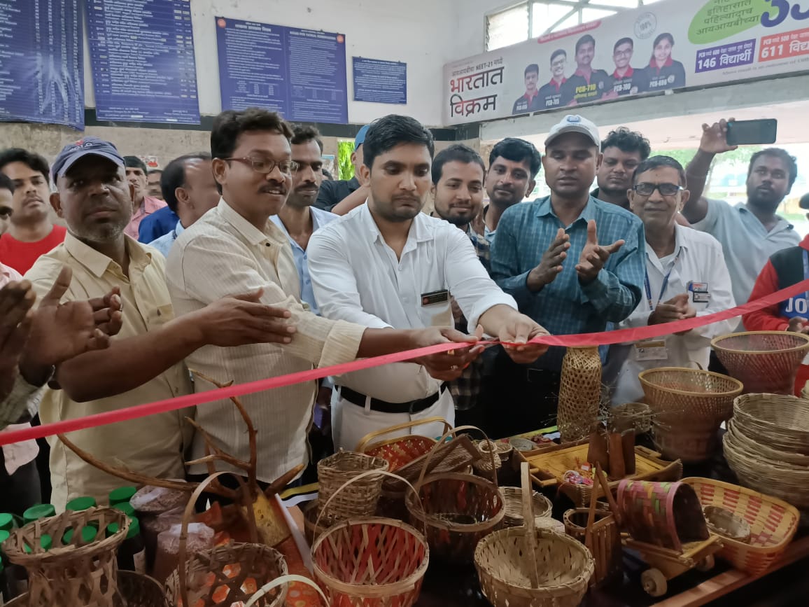 Read more about the article किनवट रेल्वे स्टेशन येथे महाराष्ट्र राज्य ग्रामीण जीवनोन्नती अभियान द्वारा बचत गटाचे उत्पादित वस्तू विक्री केंद्राचे उदघाटन संपन्न