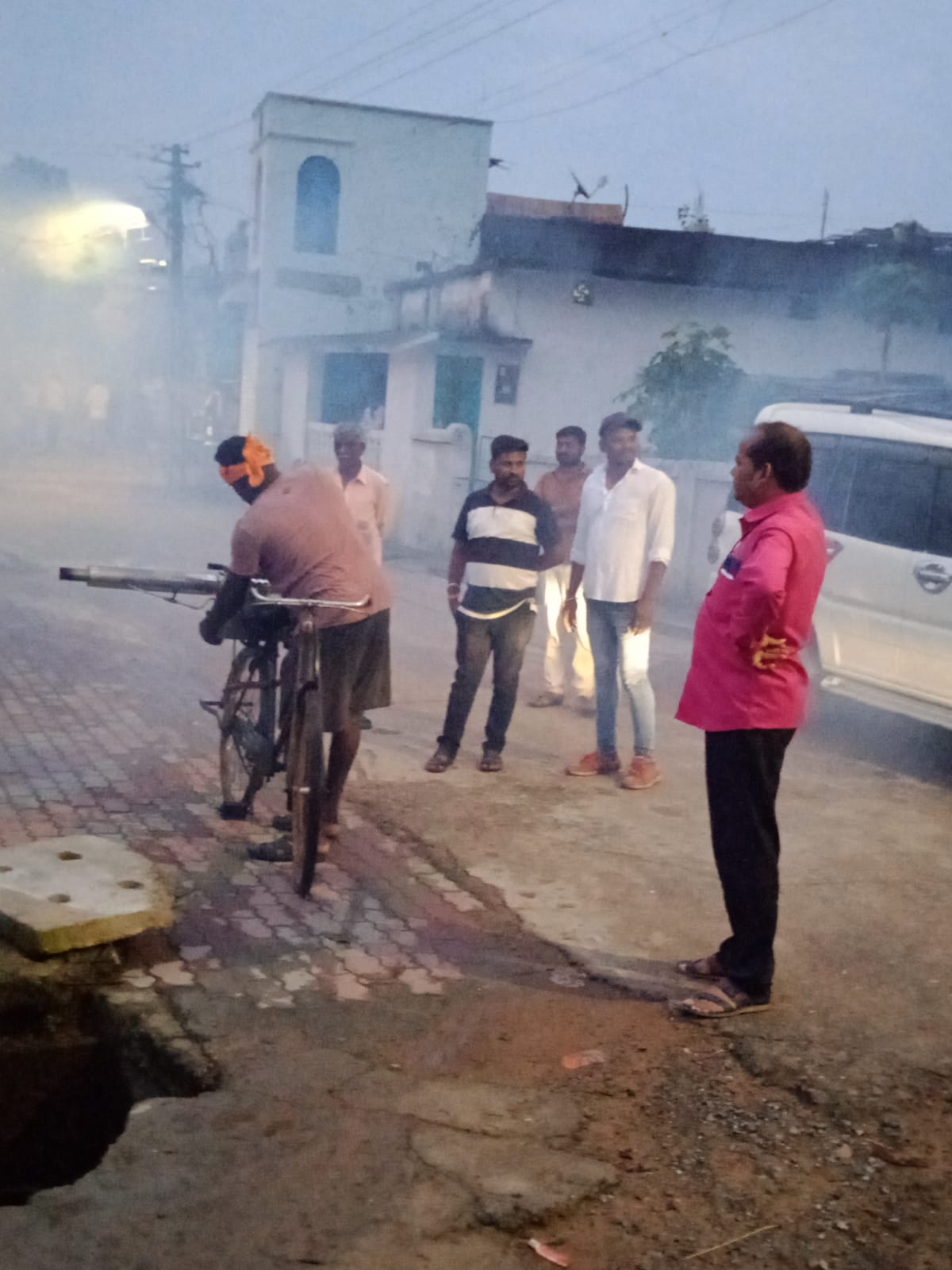 Read more about the article पोंभुर्णा नगरपंचायत नगरसेवकांनी स्वखर्चातून केली प्रभागात धूर फवारणी,सतत नगरप्रशासनाला मागणी करुन ही होत होते दुर्लक्ष