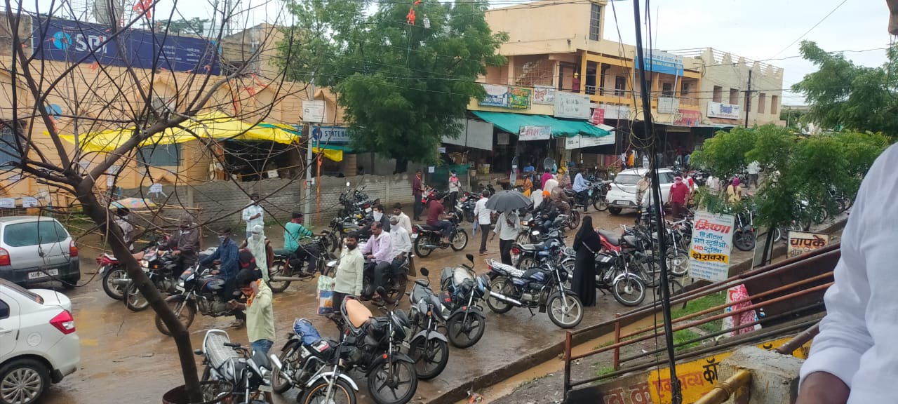 Read more about the article ढाणकी शहरात मेंन रोडवर वाहतुकीची कोंडी,रस्त्यावर चालणाऱ्या नागरिकांना करावा लागतो मानसिक त्रास