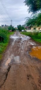 Read more about the article शहरातील रस्ते झाले चिखलमय शहरात येणाऱ्या मुख्य रस्त्याची ही दुर्दशा नगरपंचायत चे दुर्लक्ष