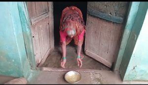 Read more about the article पूर येवो न येवो जुनगाव येथील अनेकांच्या घरात साचत असते पावसाचे पाणी,शिवसेना उपतालुकाप्रमुखाने केली सर्व घरांची पाहणी