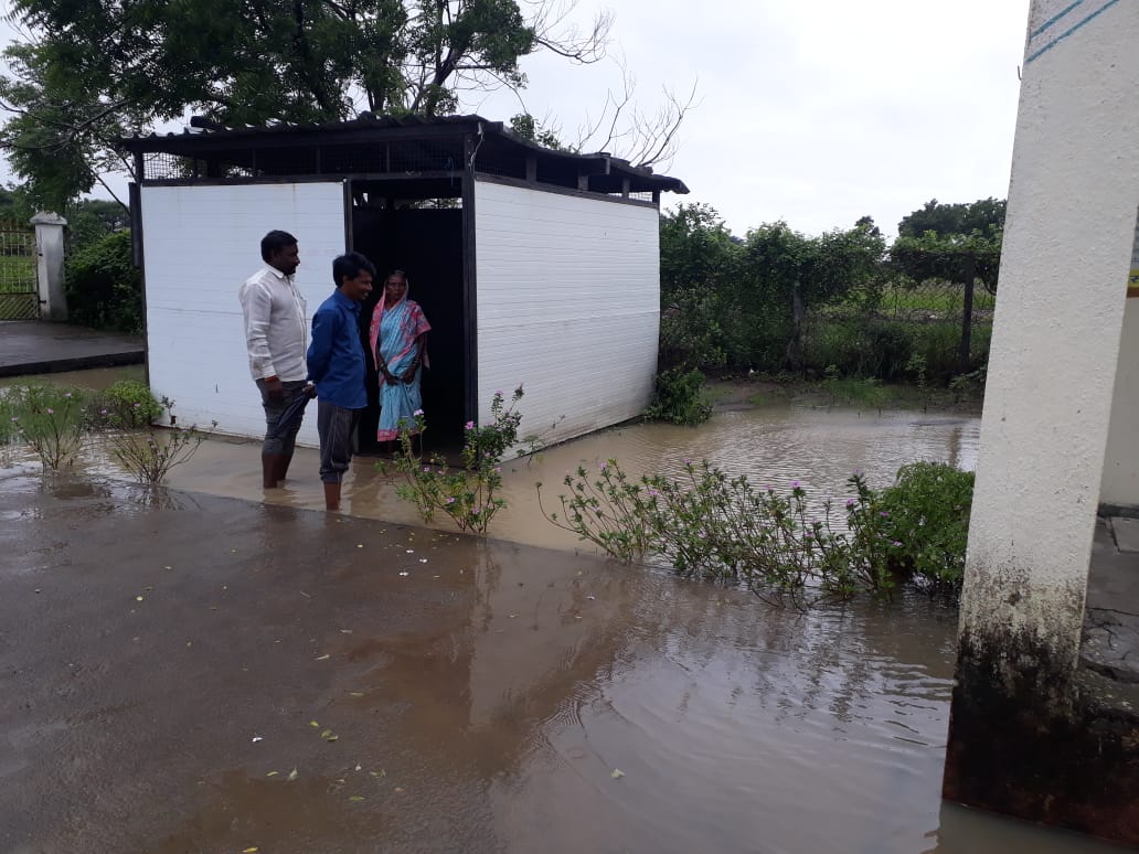 Read more about the article चिखली येथील जिल्हा परिषद शाळेच्या आवारात साचले पाणी