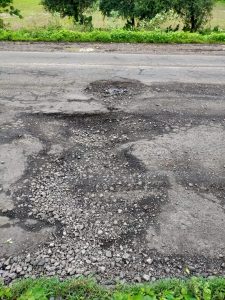 Read more about the article राष्ट्रीय महामार्गावर खड्डेच खड्डे,रस्ता दुरुस्त करण्याची वाहनचालकांकडून मागणी