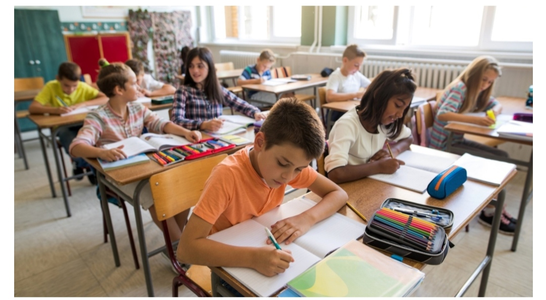 Read more about the article इंग्रजी माध्यमांच्या आर्थिक भरभराटीस जबाबदार कोण? पालकांच्या खिश्यास मोठा खार?