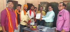 Read more about the article टेंभूरदरा ते ढानकी रस्त्याची दुर्दशा सर्वसामान्यांचे बेहाल लोकप्रतिनिधीचे  दुर्लक्ष,युवासेनेचे बांधकाम विभागाला निवेदन