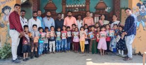 Read more about the article 100 शालेय विद्यार्थांना पेन वही वाटप करून वाढदिवस साजरा<br>प्रेरणदायी उपक्रम