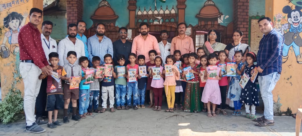 Read more about the article 100 शालेय विद्यार्थांना पेन वही वाटप करून वाढदिवस साजरा<br>प्रेरणदायी उपक्रम