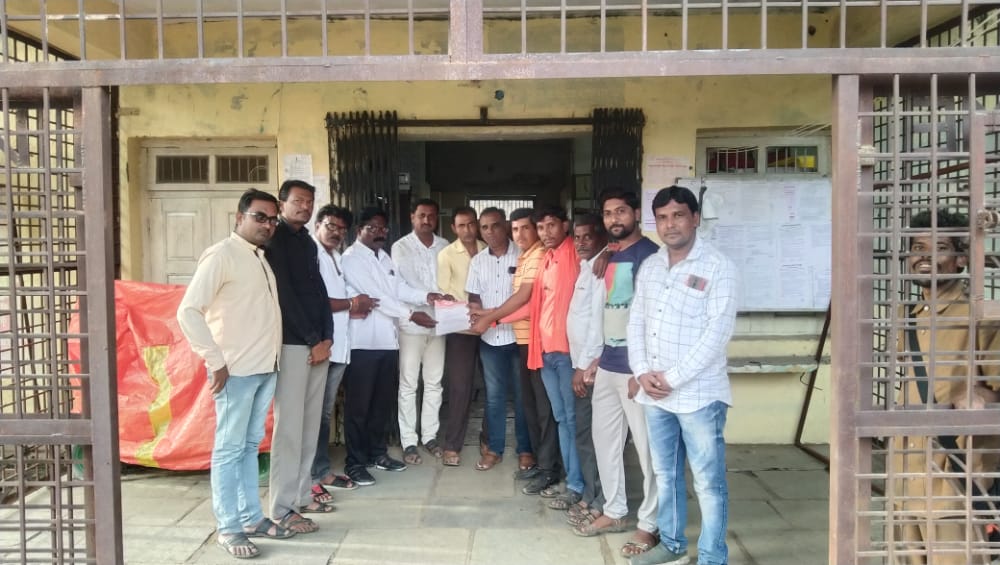 Read more about the article ढानकी येथील खड्डेमय रस्त्यावरून शिवसेनेचे नगर पंचायत ला  निवेदन शहराच्या विकासाची केली अपेक्षा_