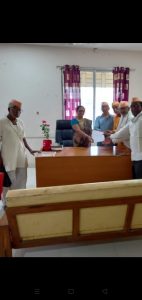 Read more about the article सरसकट ओला दुष्काळ जाहीर करा :गुरुदेव सेवा मंडळाचे तहसीलदारांना निवेदन