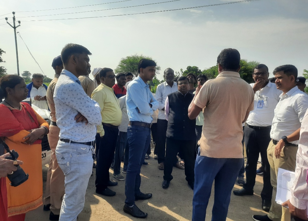 Read more about the article आयुक्त डाॅक्टर दिलीप पांढरपट्टे यांची ढाणकी बिटरगाव पुरग्रस्त भागाला भेट