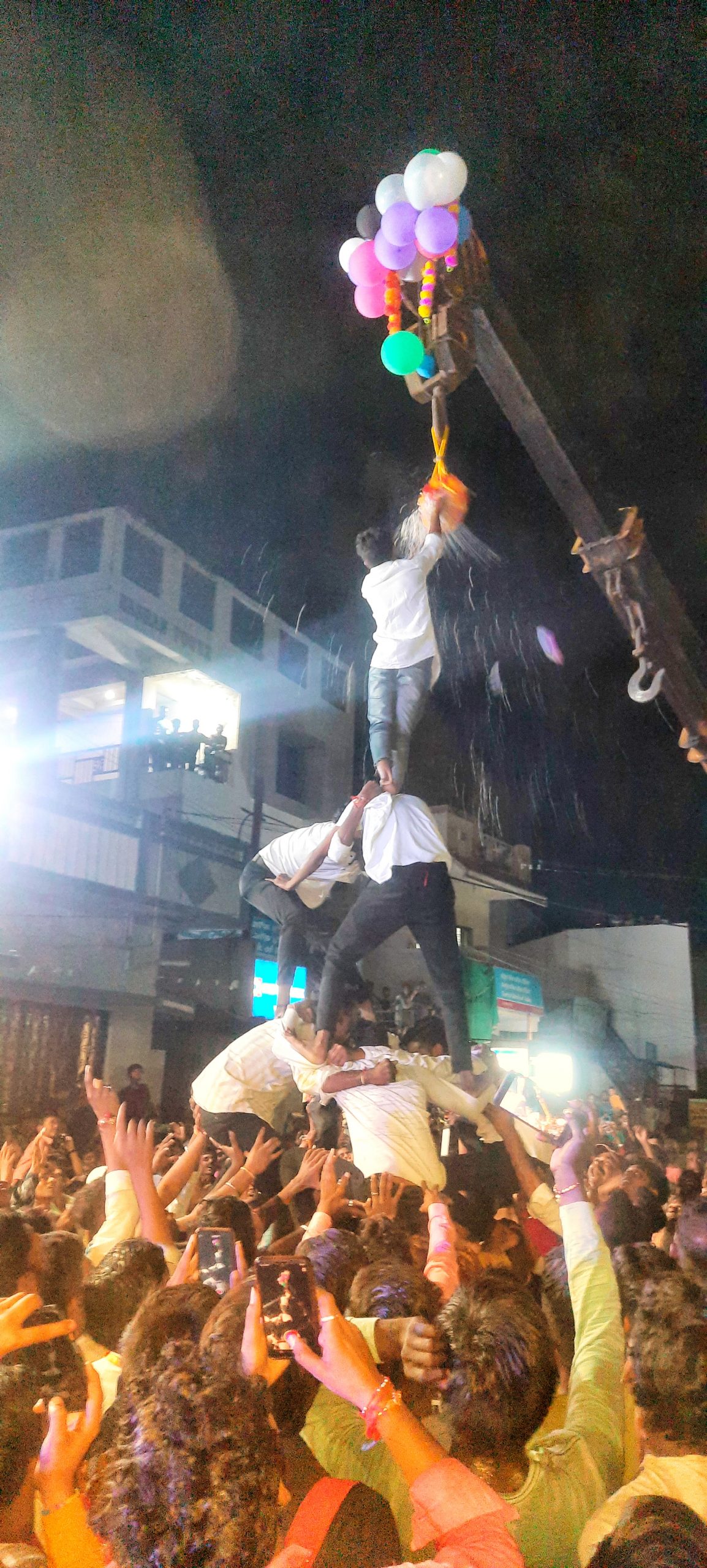 Read more about the article मित्रसेवा ग्रुप वरोरा तर्फे दही हंडी उत्साहात साजरी,मनसे राज्य उपाध्यक्ष राजुभाऊ उंबरकर यांची विशेष उपस्थिती