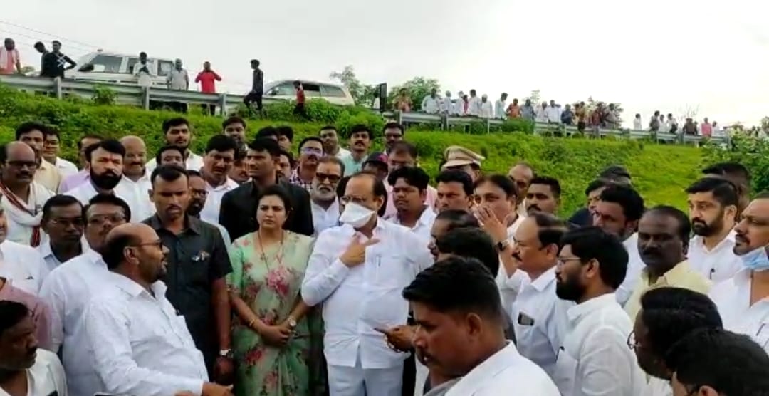 Read more about the article ते आले, त्यांनी पाहिलं अन ते गेलें, दुसरे आलेही नाही [ ना. अजित दादांच्या दोऱ्यातून ठोस काही हाती लागण्याची अपेक्षा ]