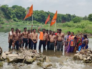 Read more about the article मालेगाव तालुक्यातील अमनवाडी कुत्तरडोह पुलाची उंची वाढवण्यासंदर्भात  मनसेचे  अर्धनग्न आंदोलन