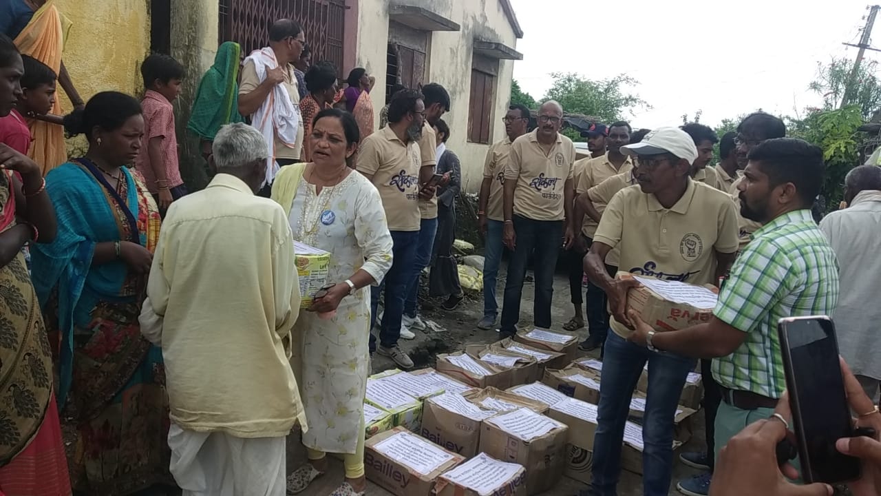 Read more about the article यवतमाळकरांच्या मदतीने, राळेगाव तालुक्यातील पूरग्रस्तांच्या उमेदीवर जगण्याची फुंकर ,संकल्प फाउंडेशन चा पुढाकार