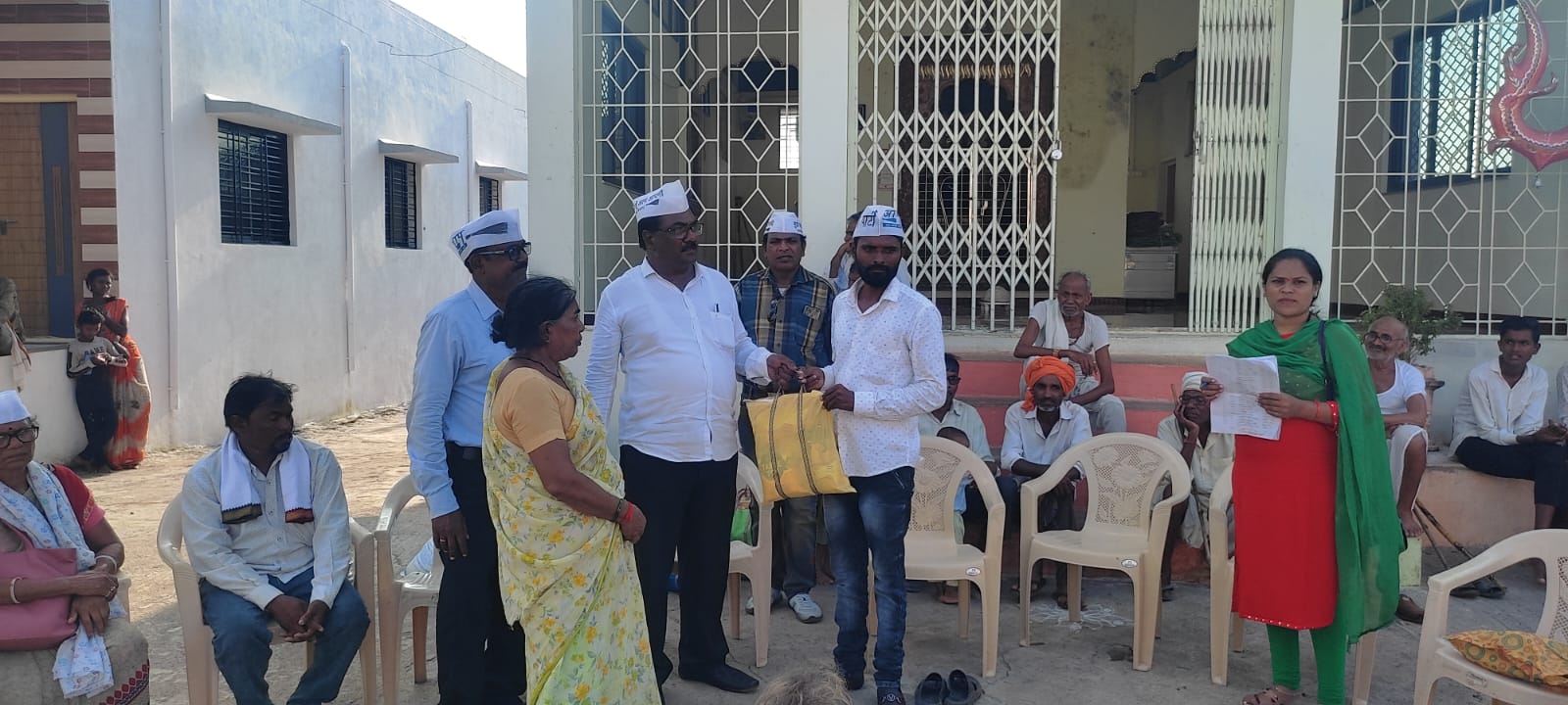 Read more about the article आम आदमी पार्टी चा वतीने राळेगाव तालुक्यातील वनोजा चिखली येथे ज्यांचे पुरामधे नुकसान झाले त्यांना अन्य धान्याची किट चे वाटप