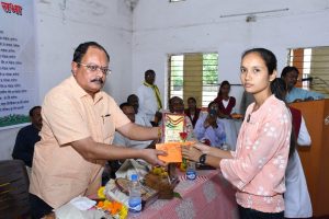 Read more about the article दहा शाळांच्या संस्थेमधून प्राजक्ता बुरांडे प्रथम,डॉ. विजयराव देवतळे यांच्या हस्ते सत्कार