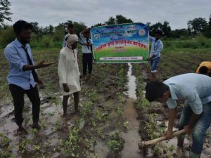 Read more about the article शेतकऱ्यानां कृषी दुतांनी सांगितले शेतात साचलेले पाणी काढायचे उपाय