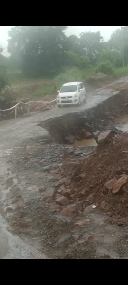 Read more about the article ढाणकी फुलसावंगी  महामार्ग वाहतुकींसाठी बंद